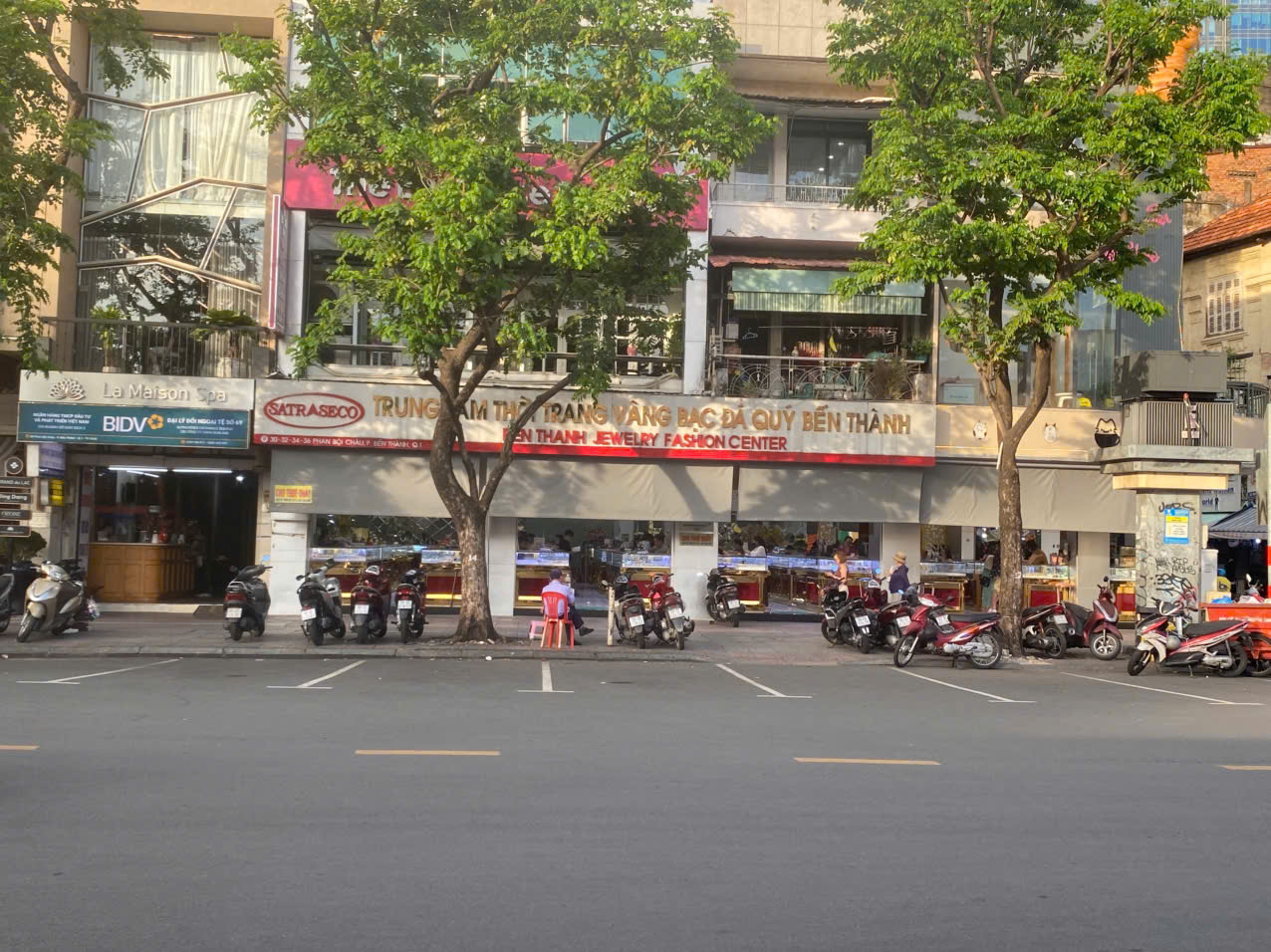 Đi tìm những tiệm kim cương còn mở cửa ở TP.HCM sau biến động lớn của thị trường - Ảnh 2.