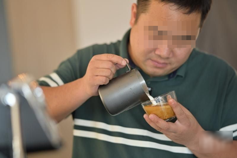 Uống cà phê mỗi ngày, sau 6 tháng người đàn ông 60 tuổi nhận kết quả bất ngờ - Ảnh 1.
