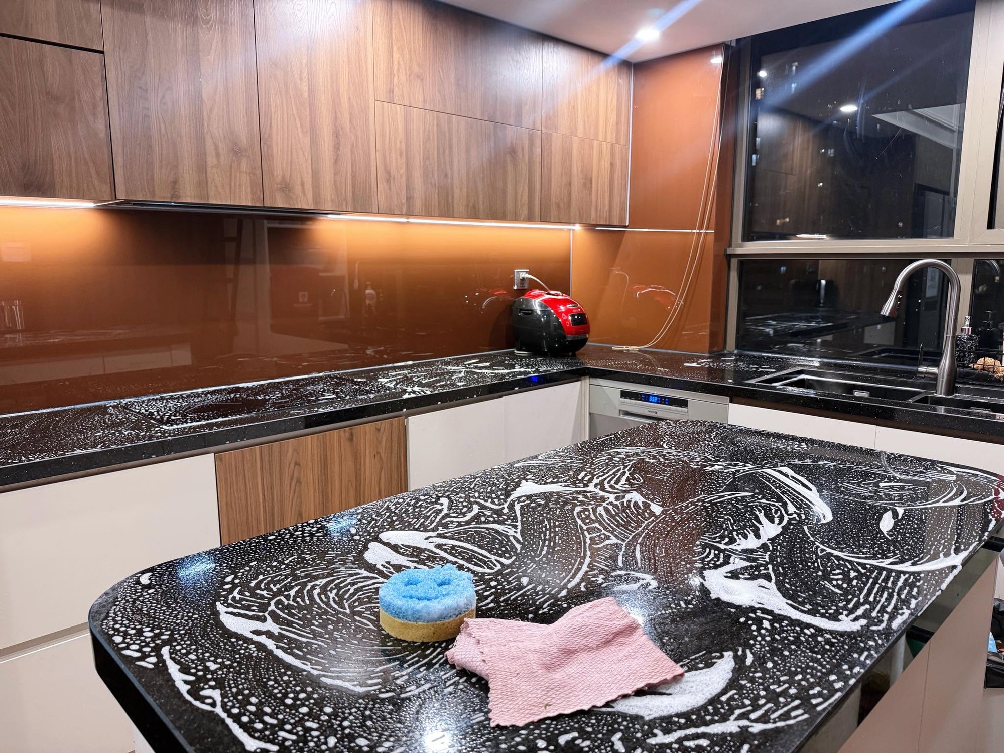 Mẹ ở Hà Nội có căn bếp lúc nào cũng gọn như mới: Chỉ nhờ 3 nguyên tắc "giấu đồ", việc nấu nướng và dọn dẹp nhẹ tênh- Ảnh 15.