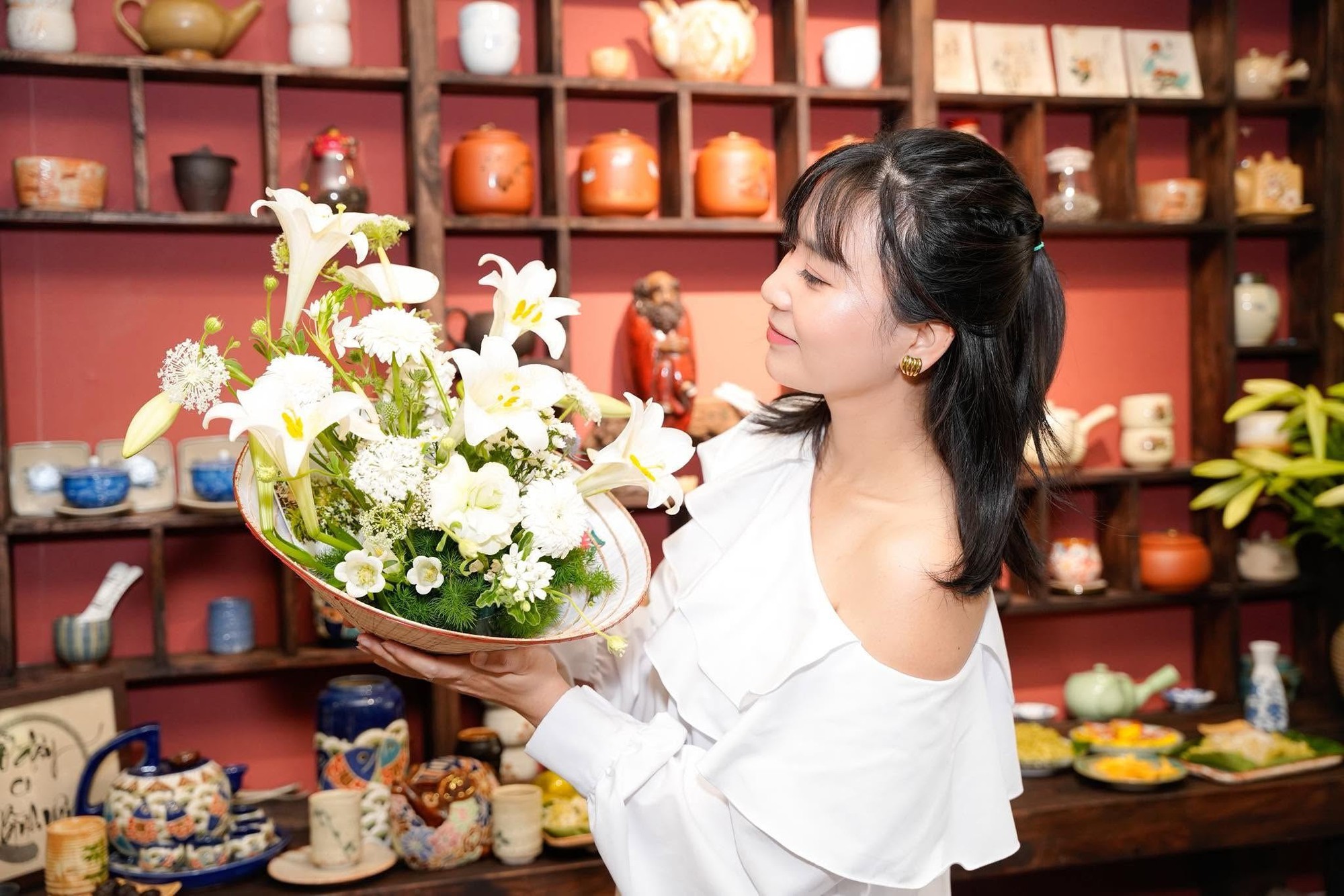 Mẹ ở Hà Nội có căn bếp lúc nào cũng gọn như mới: Chỉ nhờ 3 nguyên tắc "giấu đồ", việc nấu nướng và dọn dẹp nhẹ tênh- Ảnh 1.
