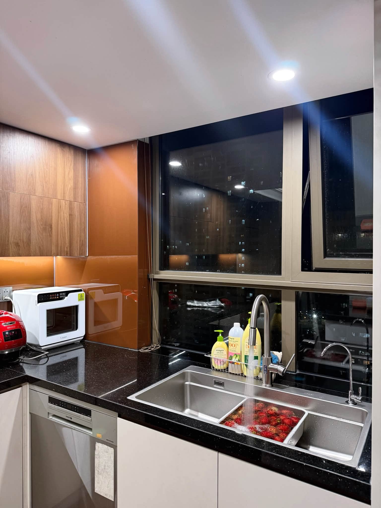Mẹ ở Hà Nội có căn bếp lúc nào cũng gọn như mới: Chỉ nhờ 3 nguyên tắc "giấu đồ", việc nấu nướng và dọn dẹp nhẹ tênh- Ảnh 3.