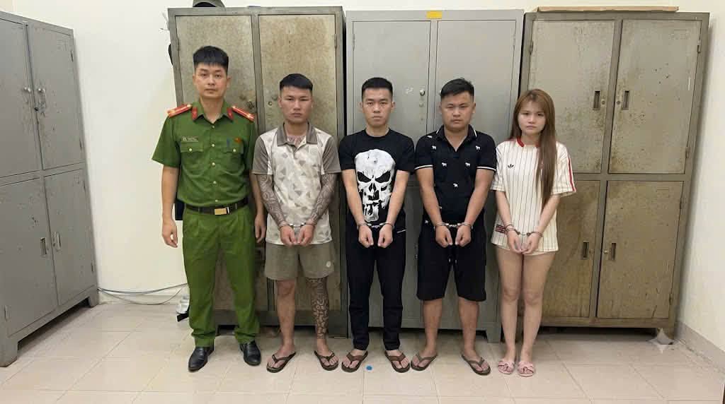 Bắt Đàm Lê Mai Linh SN 2002 và nhiều người đàn ông sau khi kiểm tra phòng trọ- Ảnh 3.
