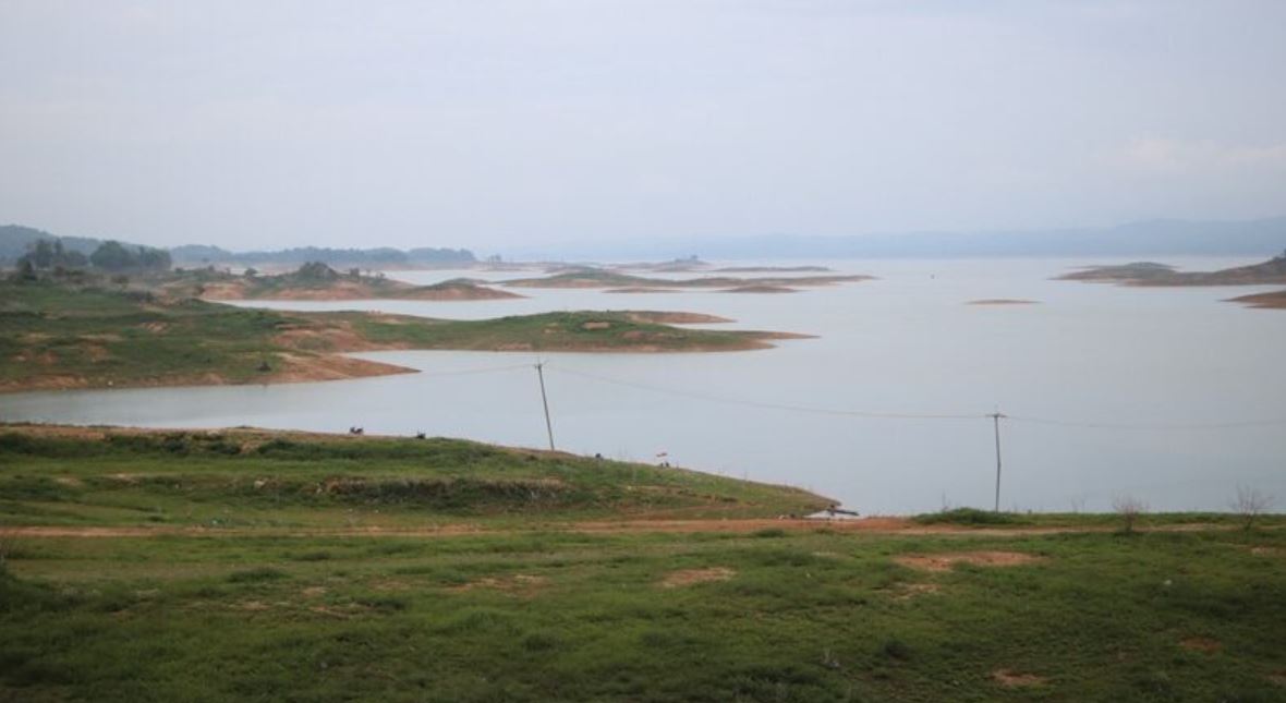 "Hiện tượng lạ" xuất hiện ở đập nước, người dân ùn ùn kéo đến xem - Ảnh 3.