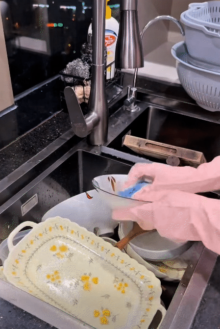 Mẹ ở Hà Nội có căn bếp lúc nào cũng gọn như mới: Chỉ nhờ 3 nguyên tắc "giấu đồ", việc nấu nướng và dọn dẹp nhẹ tênh- Ảnh 13.
