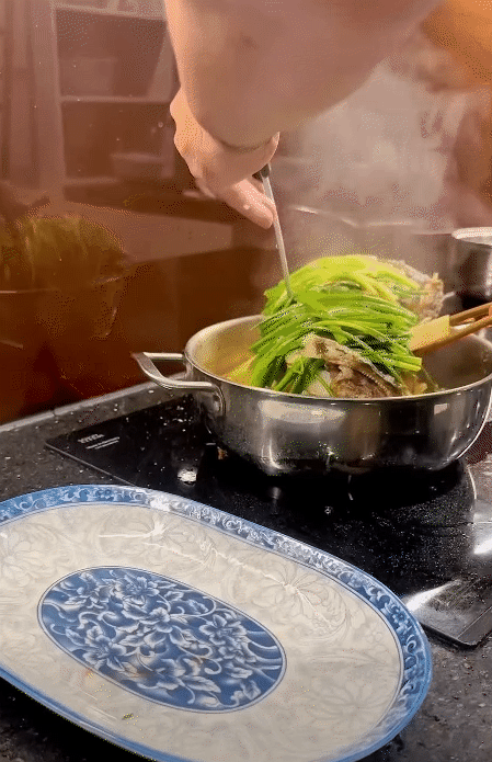 Mẹ ở Hà Nội có căn bếp lúc nào cũng gọn như mới: Chỉ nhờ 3 nguyên tắc "giấu đồ", việc nấu nướng và dọn dẹp nhẹ tênh- Ảnh 11.