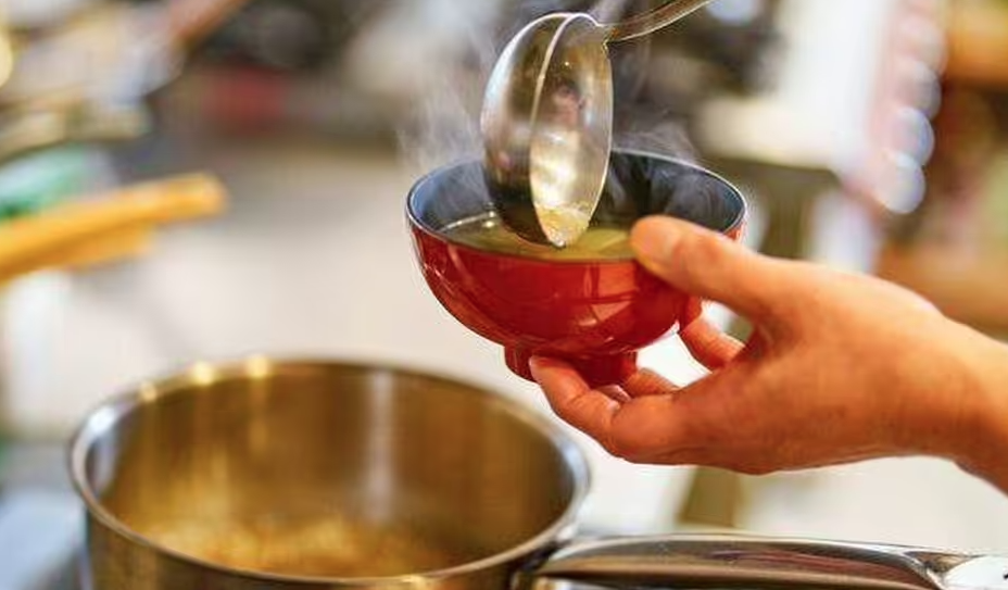 Vì sao có người nấu cơm bằng nước luộc gà? Công dụng gây bất ngờ- Ảnh 1.