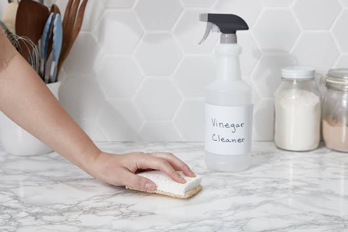 Vì sao nhiều người xịt giấm quanh cửa nhà mỗi tuần? Công dụng không chỉ để làm sạch- Ảnh 3.
