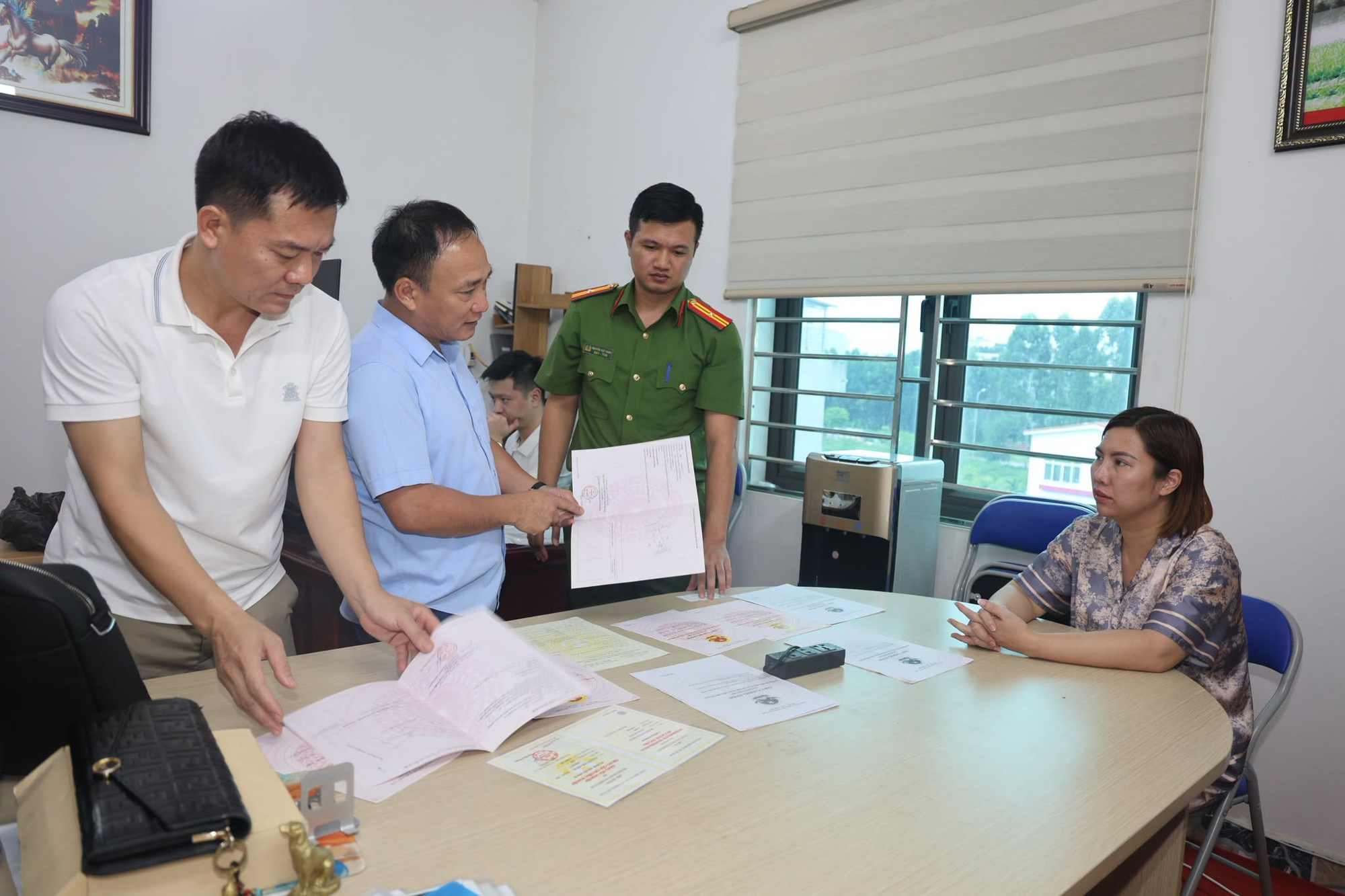 Khám xét khẩn cấp, khởi tố Lê Thị Kim Nhung liên quan 600 tỷ đồng, thu giữ 1.874 hợp đồng - Ảnh 3.