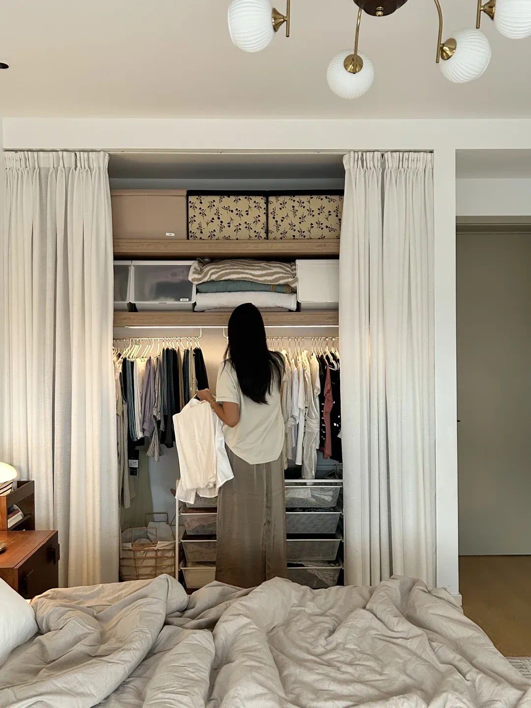 Tôi mất 3 năm dọn dẹp tủ quần áo, nhìn từng túi đồ bị bỏ đi mới hiểu vì sao càng mua nhiều càng thấy không có gì để mặc - Ảnh 1.