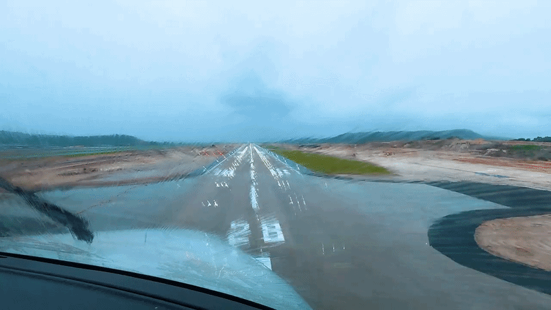 Cận cảnh máy bay liên tục áp sát đường băng: Chuyên gia nhận định “Chưa từng có tiền lệ trong lịch sử” - Ảnh 8.