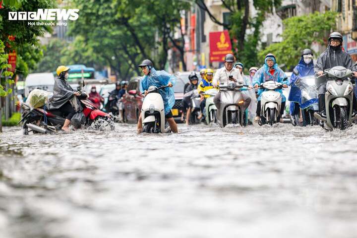 Hà Nội lý giải nguyên nhân ngõ 42 Giang Văn Minh ngập tới 40cm, nước rút chậm- Ảnh 1.