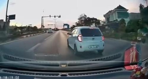 Đoạn đường không có camera, loạt ô tô vẫn phải nộp "phạt nguội" khi có tính năng này trên VNeTraffic - Ảnh 3.