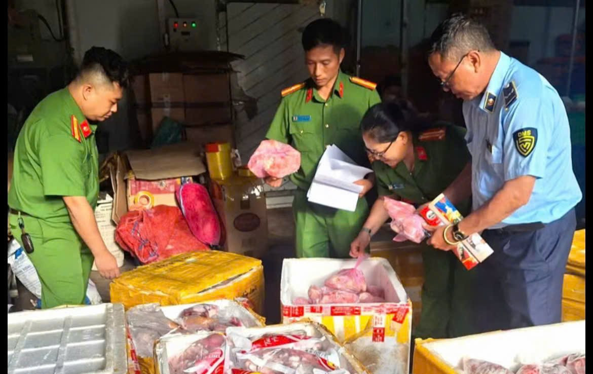 Đột kích 2 kho thực phẩm, phát hiện gần 1 tấn thịt heo, đùi gà không rõ nguồn gốc đang bốc mùi nồng nặc - Ảnh 1.