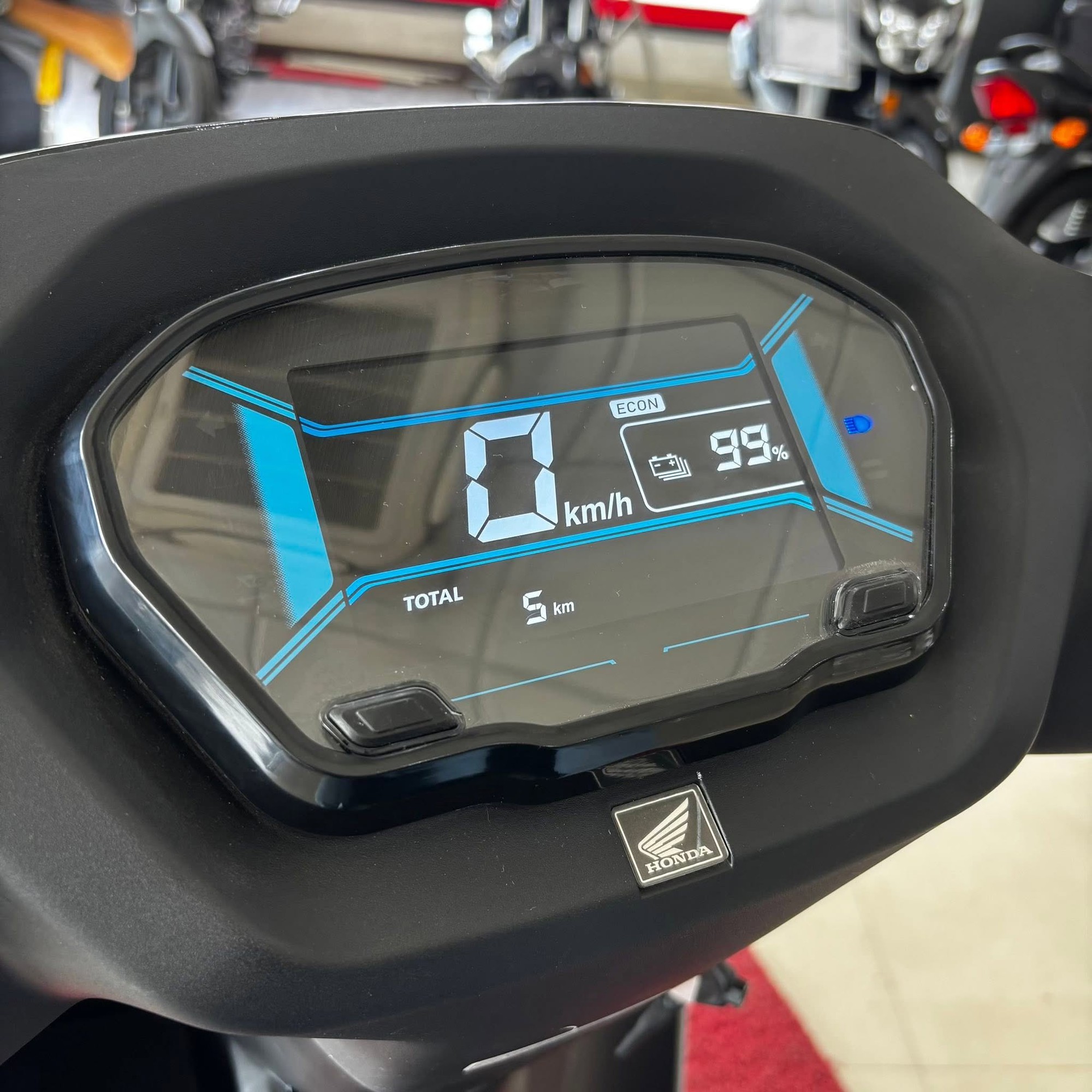 Xe máy điện Honda dự đoán về VN năm sau: Nhỏ gọn dễ dùng, giá khoảng 30 triệu, cốp lớn hơn Vision- Ảnh 5.