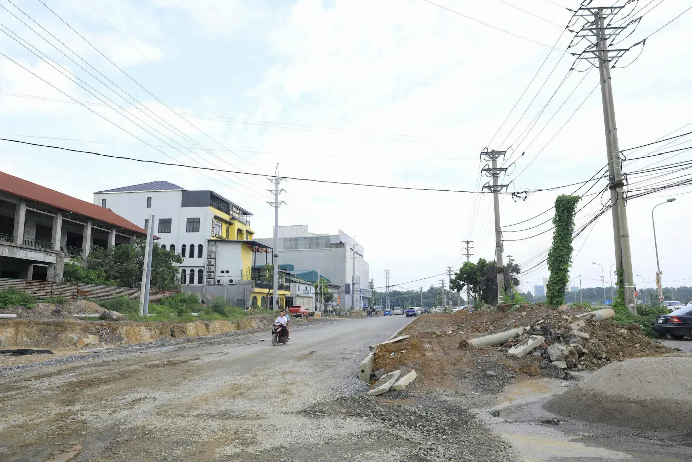 Chủ tịch UBND TP Hà Nội yêu cầu tăng tốc các dự án giao thông trọng điểm phía Tây Thủ đô - Ảnh 2.