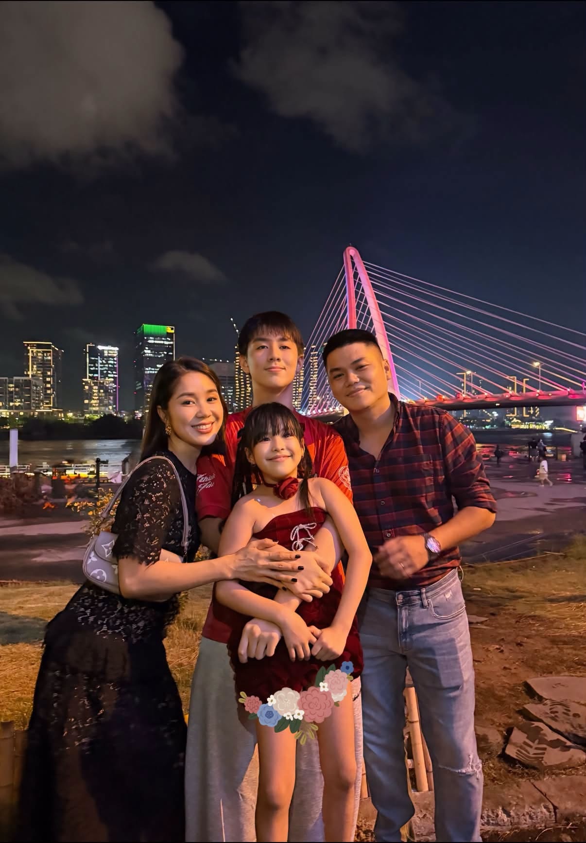 Nam ca sĩ cưới mẹ đơn thân hơn 7 tuổi, có 1 con riêng: Dành cả thanh xuân và nhan sắc cho gia đình - Ảnh 2.