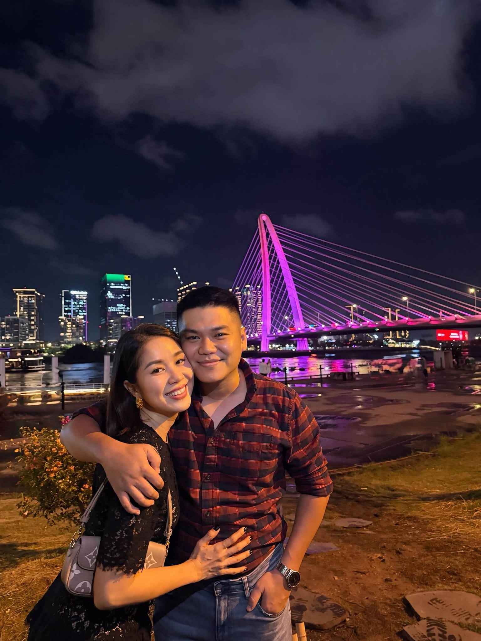 Nam ca sĩ cưới mẹ đơn thân hơn 7 tuổi, có 1 con riêng: Dành cả thanh xuân và nhan sắc cho gia đình - Ảnh 1.