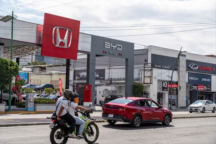 Các nhà sản xuất ô tô Trung Quốc tìm đường tiếp cận thị trường Mỹ từ Mexico và Canada - Ảnh 2.