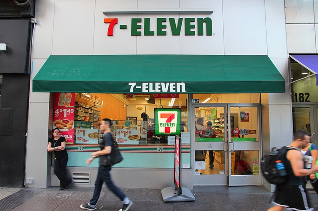 7-Eleven kiện Nike vì đôi Air Max 95 "nhái" bộ nhận diện thương hiệu, Nike lặng lẽ gỡ giày khỏi kệ online- Ảnh 2.