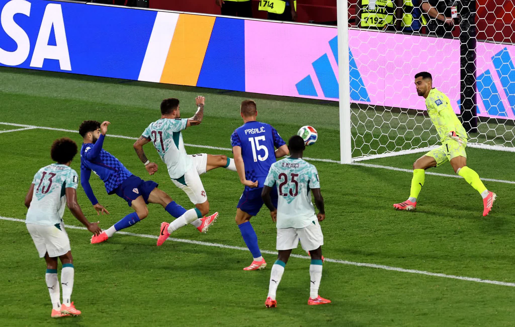 Bí ẩn bên trong quả bóng từng biến Ronaldo thành "trò cười" đã cứu giấc mơ World Cup của Bồ Đào Nha thế nào?- Ảnh 3.