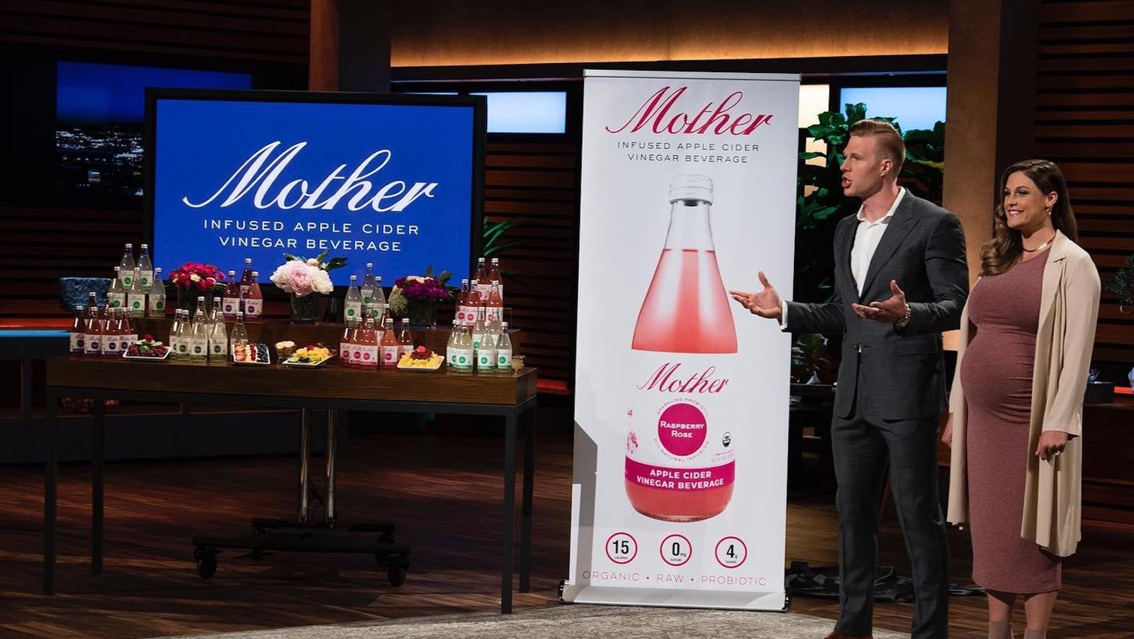 Mang bầu 9 tháng lên Shark Tank gọi vốn, bị chê "thương hiệu như rác": 7 năm sau, bán công ty cho Pepsi với giá gần 2 tỷ USD - Ảnh 2.