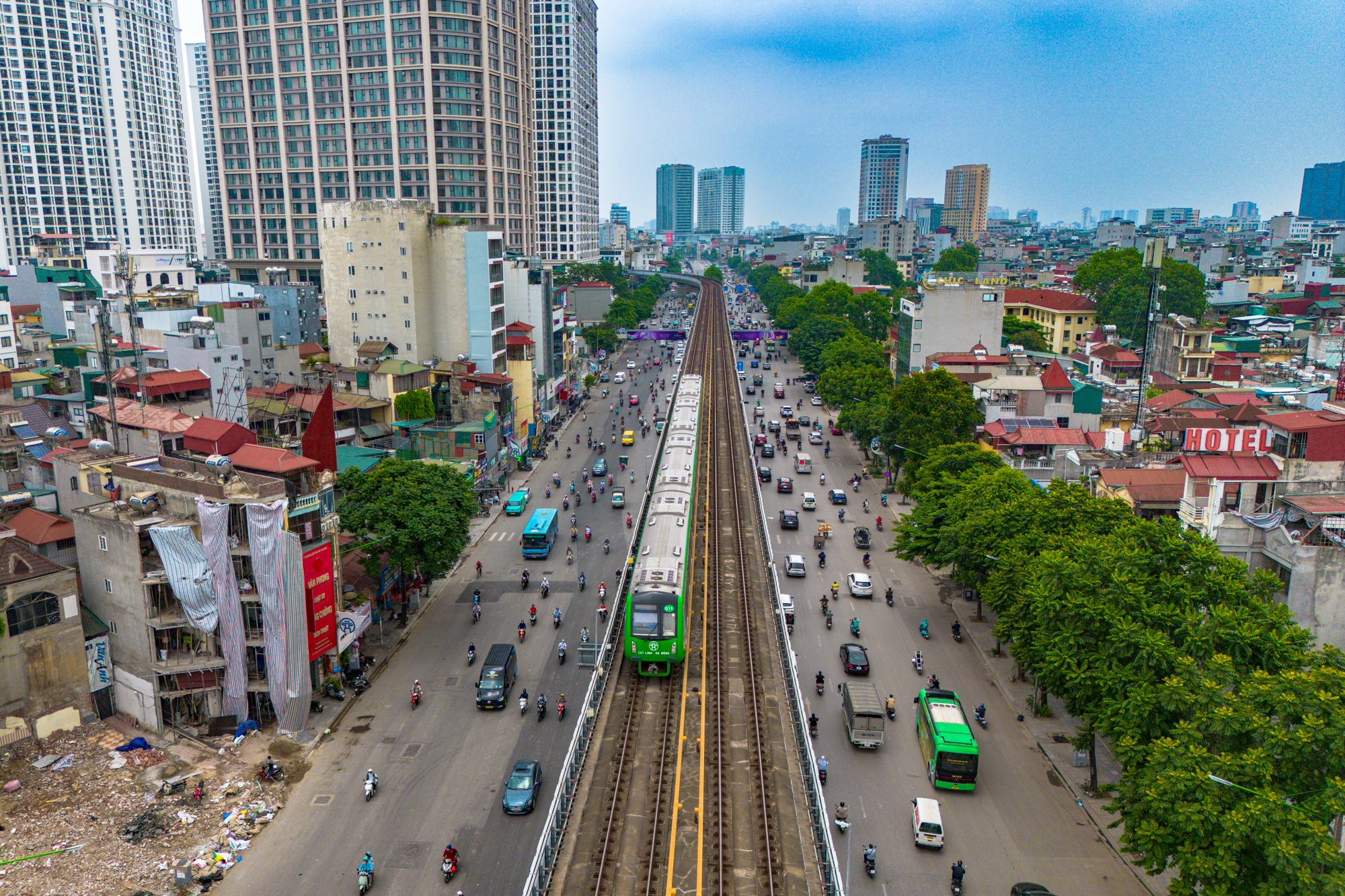 Toàn cảnh khu vực đầu và cuối tuyến đường sắt đô thị dài nhất Hà Nội: Nơi là hạt nhân thành phố phía Tây, nơi là tâm điểm nguồn cung bất động sản- Ảnh 1.