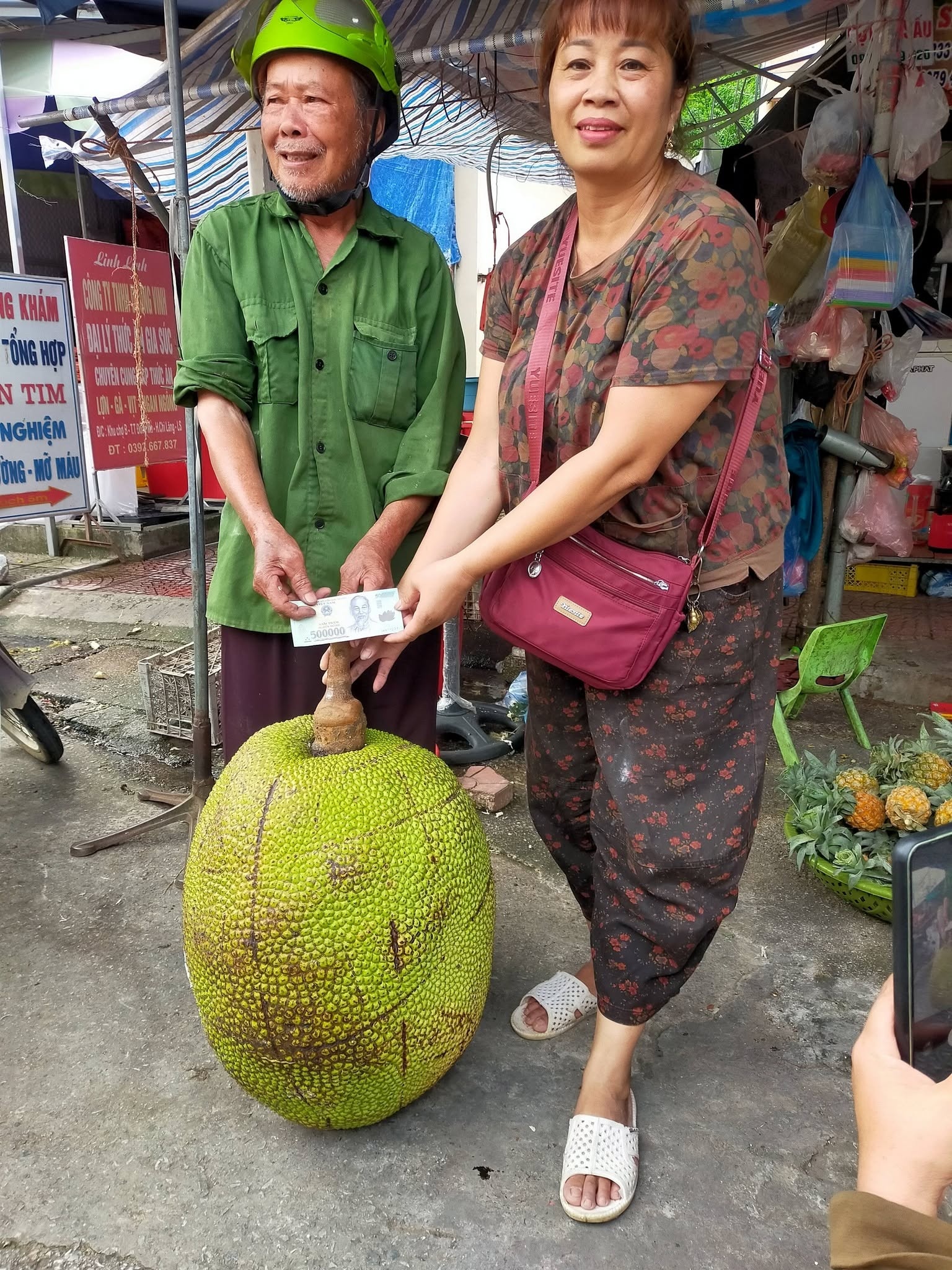 Quả mít 53kg ở Lạng Sơn khiến cả chợ kéo đến xem, được bán với giá 500.000 đồng, bổ ra sau 30 phút hết sạch - Ảnh 2.