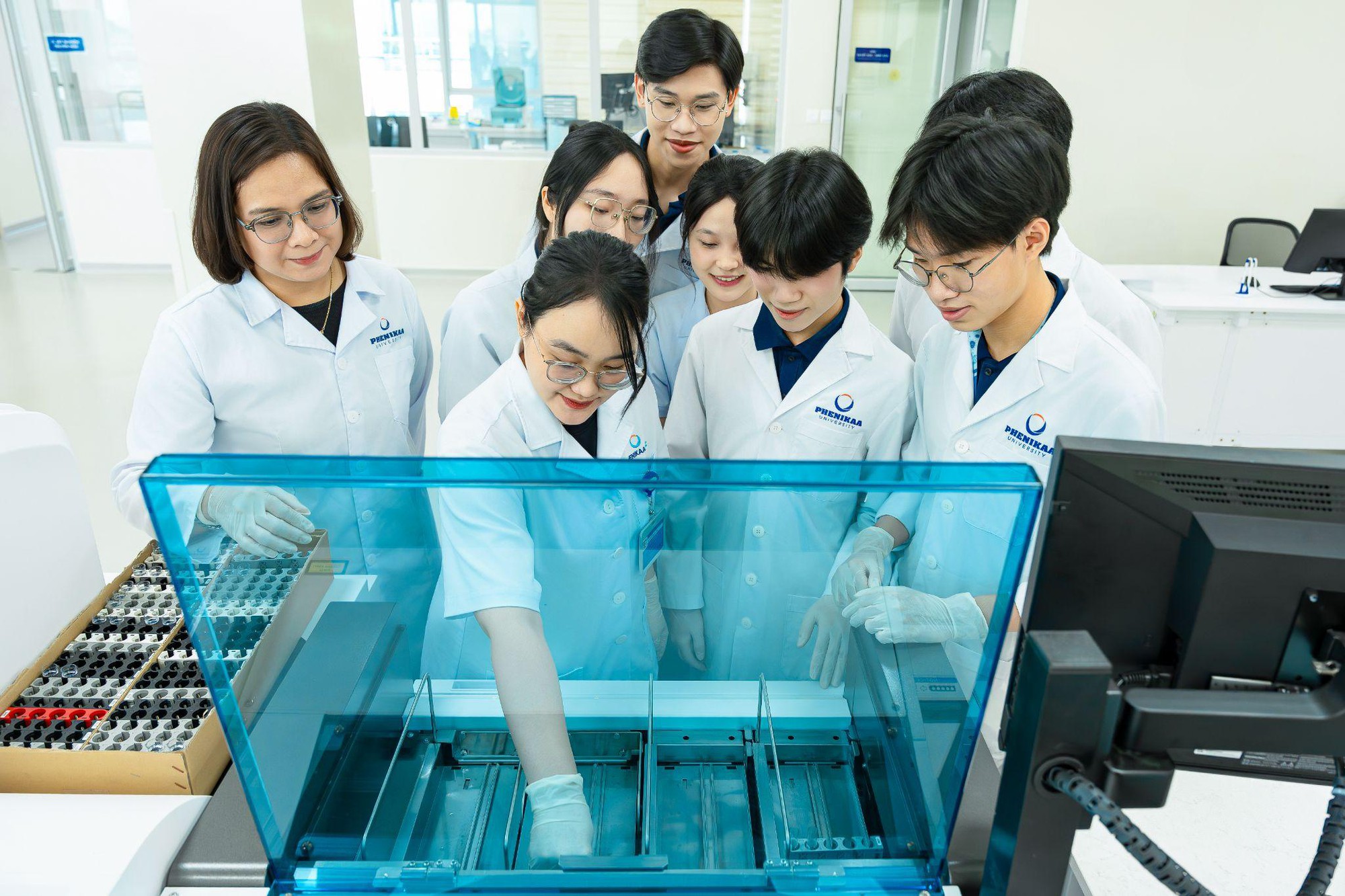 Không đứng trước bàn mổ, vẫn có thể bước vào trung tâm của y học hiện đại - Ảnh 1.