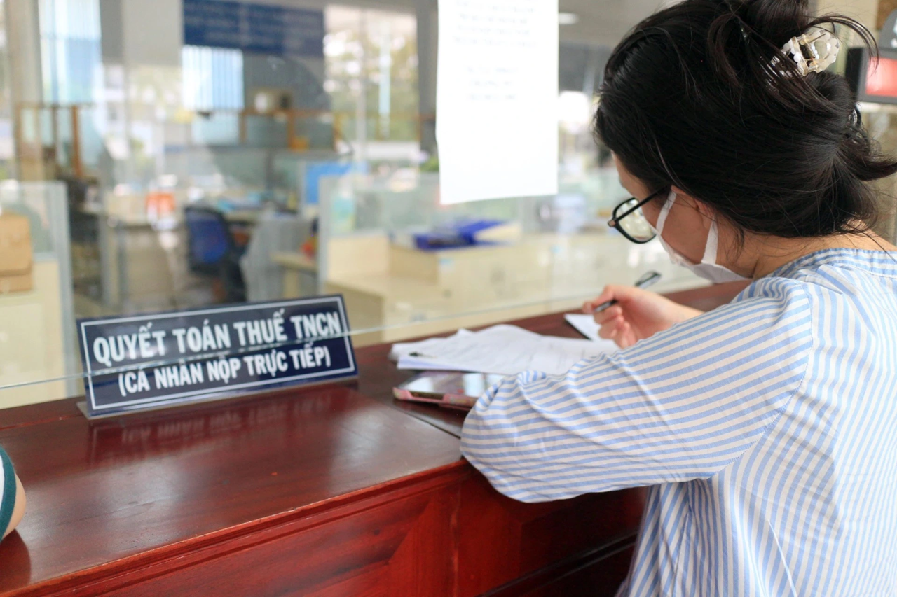 Lương 28 triệu đồng/tháng, có 1 người phụ thuộc, tôi phải nộp thuế TNCN bao nhiêu? - Ảnh 1. Lương 28 triệu đồng/tháng, có 1 người phụ thuộc, tôi phải nộp thuế TNCN bao nhiêu? - Ảnh 1.