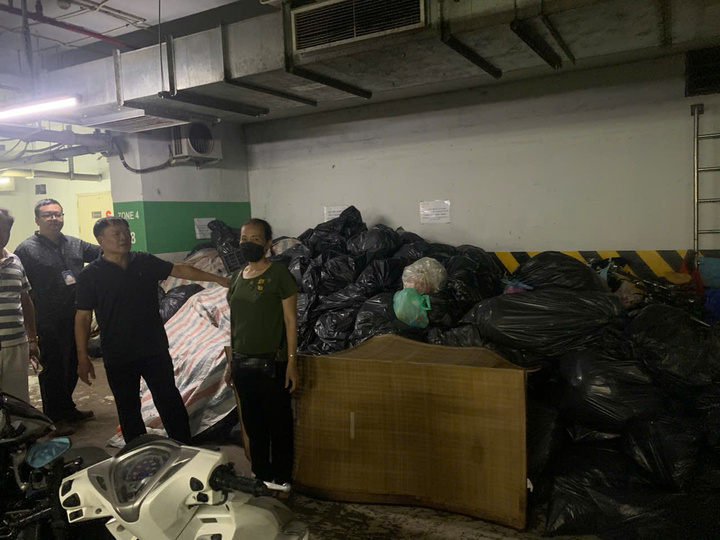 Chung cư cao cấp ở Hà Nội ngập mùi rác thải, người dân khốn khổ- Ảnh 2.