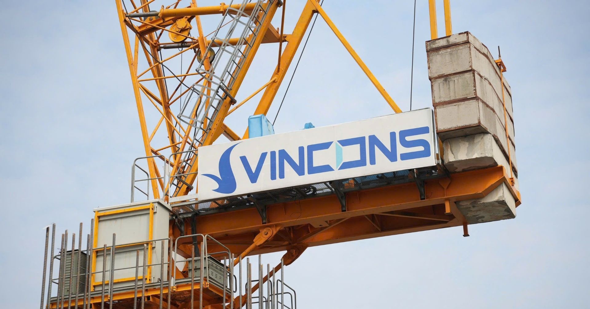 Với 100.000 công nhân, lương lên đến 41 triệu đồng/tháng bao ăn ở, VinCons đang xây dựng những dự án kỷ lục thế giới như thế nào?  - Ảnh 1.