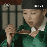 Vì sao người Hàn lại dùng đũa kim loại nhỏ vừa dẹt, vừa nặng lại khó gắp như vậy? - Ảnh 1.