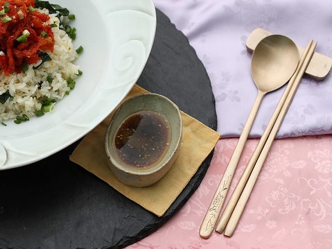 Vì sao người Hàn lại dùng đũa kim loại nhỏ vừa dẹt, vừa nặng lại khó gắp như vậy? - Ảnh 3.