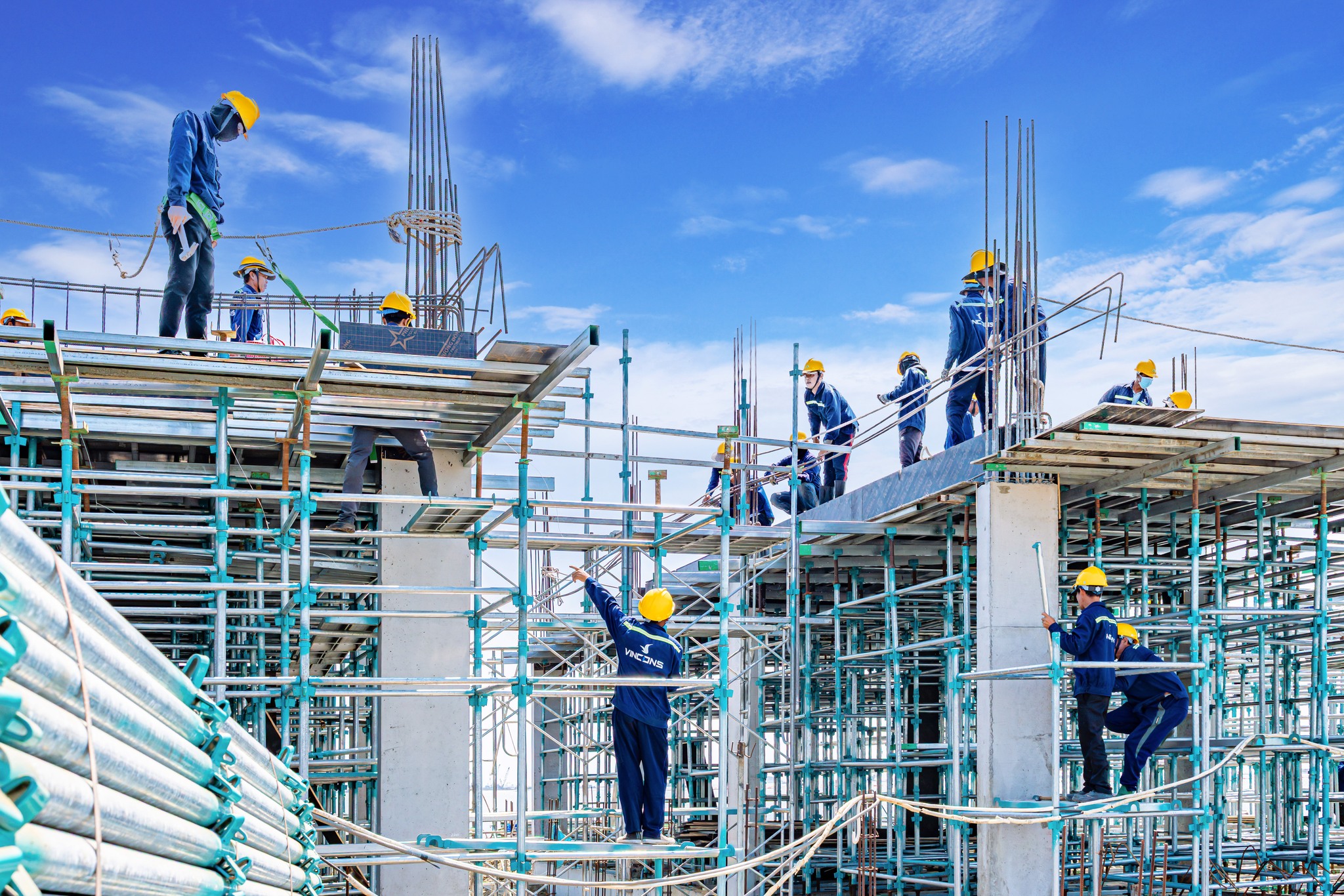 Với 100.000 công nhân, lương lên đến 41 triệu đồng/tháng bao ăn ở, VinCons đang xây dựng những dự án kỷ lục thế giới như thế nào?  - Ảnh 5.