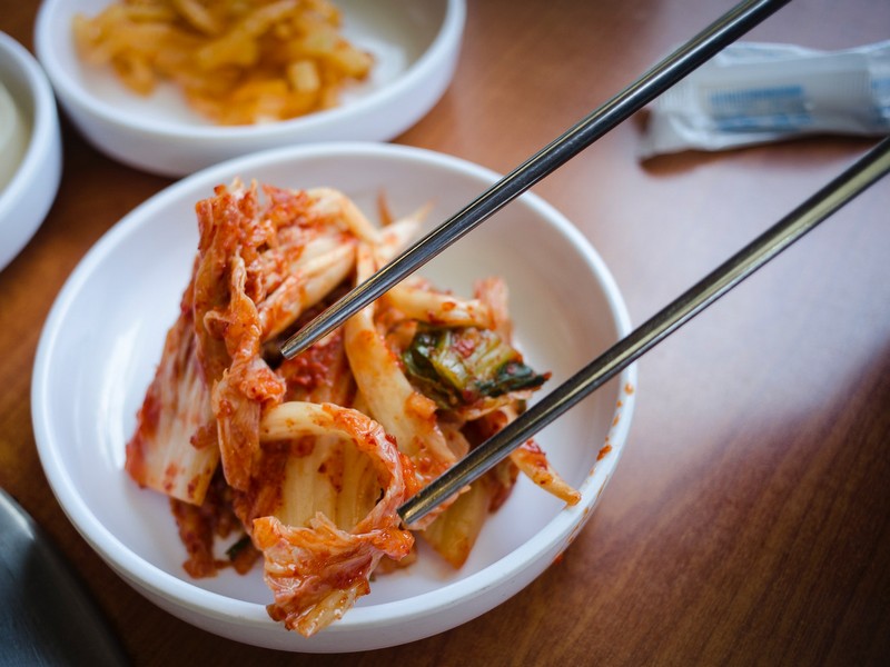 Vì sao người Hàn lại dùng đũa kim loại nhỏ vừa dẹt, vừa nặng lại khó gắp như vậy? - Ảnh 2.
