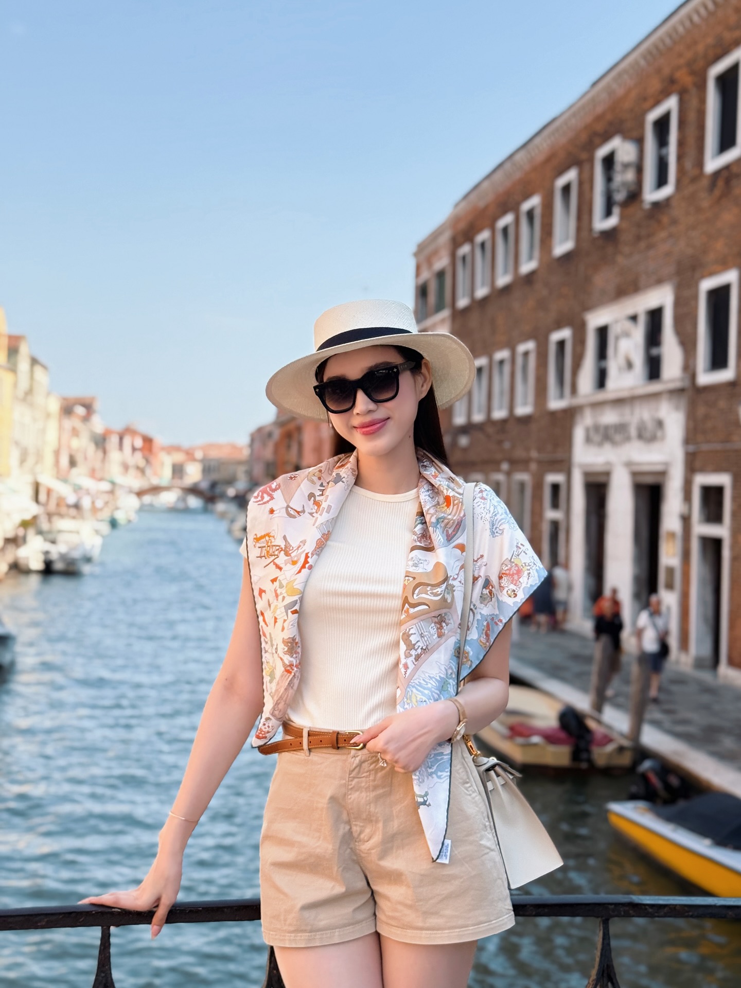Hồi nhỏ ở quê chân lấm tay bùn, cô gái đổi đời nhờ đẹp và khéo: Giờ làm vợ Tổng giám đốc, hàng hiệu kín người- Ảnh 9.