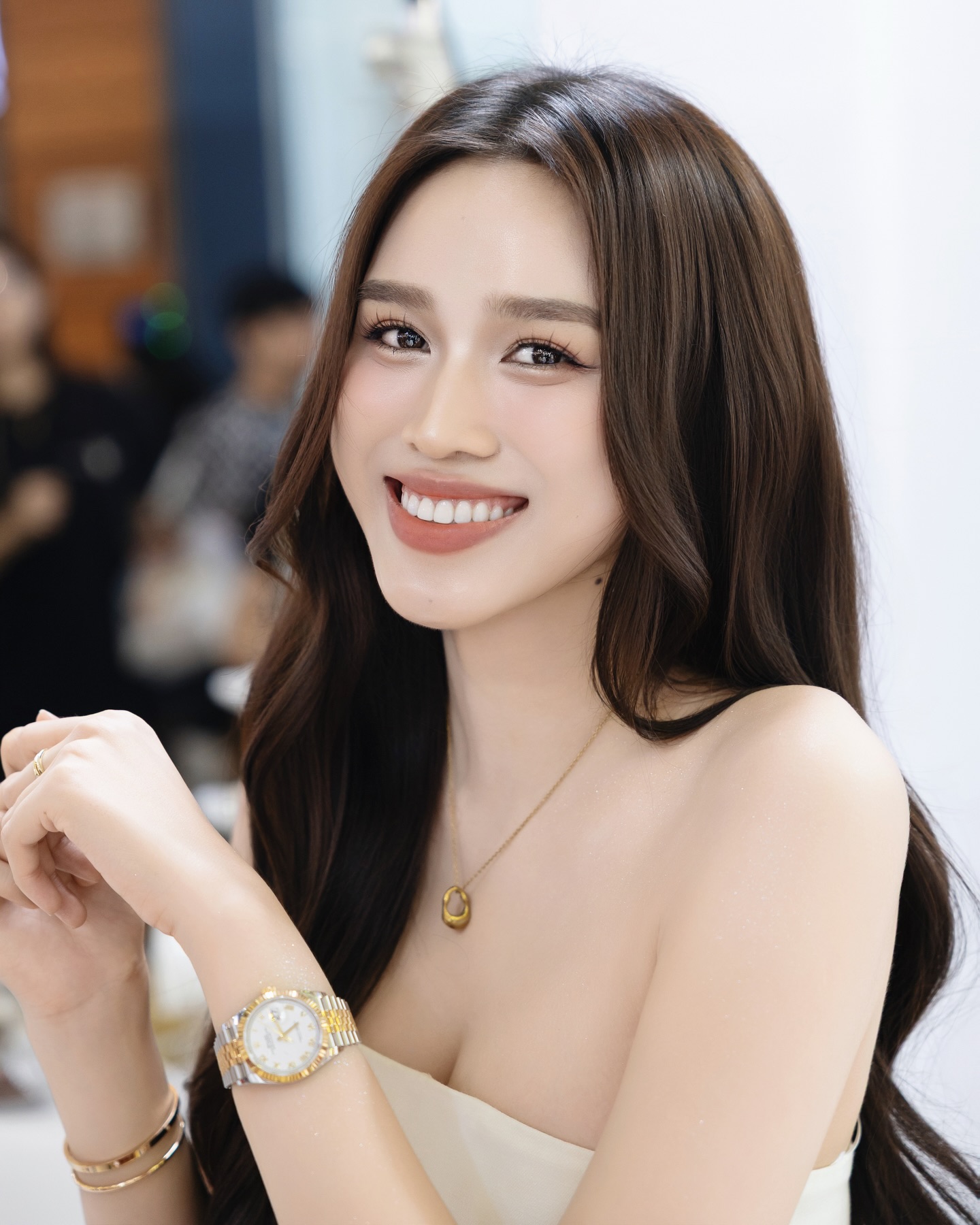Hồi nhỏ ở quê chân lấm tay bùn, cô gái đổi đời nhờ đẹp và khéo: Giờ làm vợ Tổng giám đốc, hàng hiệu kín người- Ảnh 11.