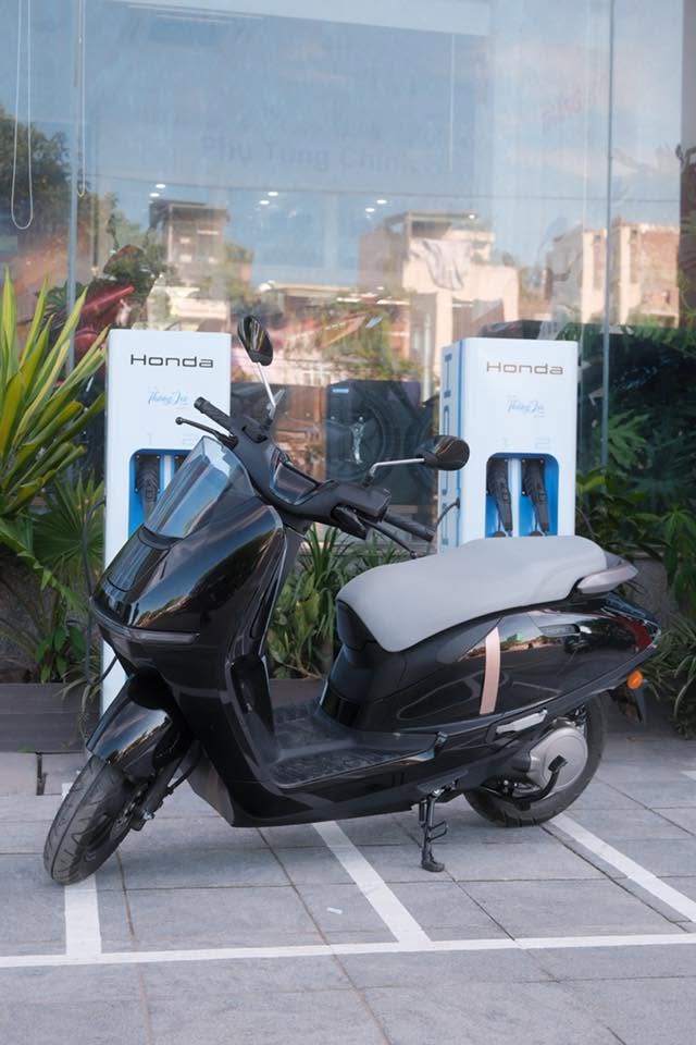 Loạt ưu đãi khủng cho xe máy điện Honda: Nhiều quà tặng đắt tiền, có xe ưu đãi hơn 20 triệu - Ảnh 1.