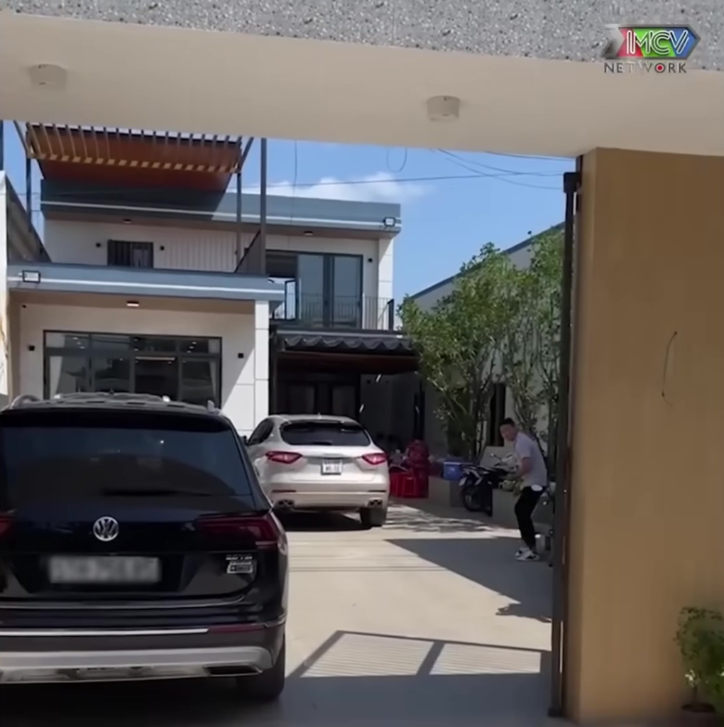 MC Quyền Linh ôm mẹ khóc giữa sinh nhật Hạt Dẻ- Ảnh 2.