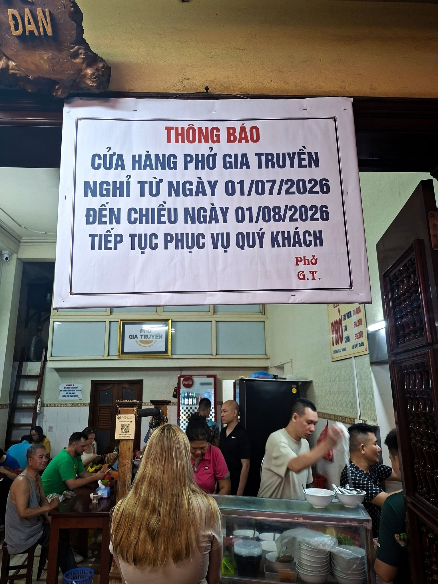 Đã rõ lý do Phở Bát Đàn đóng cửa suốt 1 tháng, hóa ra ông bà chủ âm thầm sang Tây mở luôn chi nhánh hoành tráng- Ảnh 1.