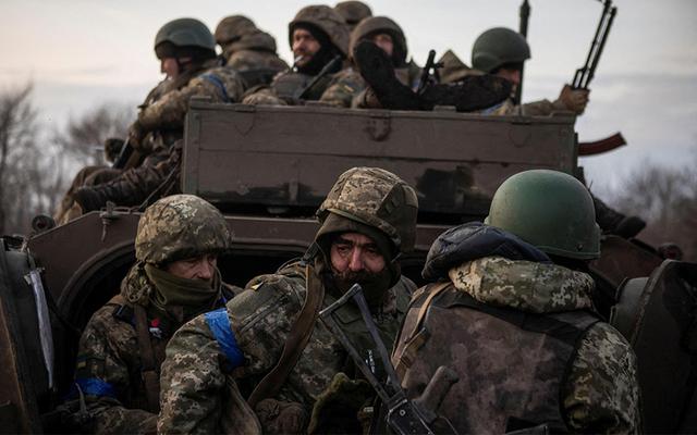 Quân Ukraine bỏ vũ khí, đồng loạt rút khỏi 3 điểm nóng - "Mục tiêu lớn" ở Kiev nổ tung, báo Trung Quốc chỉ ra nước cờ của ông Putin- Ảnh 2. Quân Ukraine bỏ vũ khí, đồng loạt rút khỏi 3 điểm nóng -