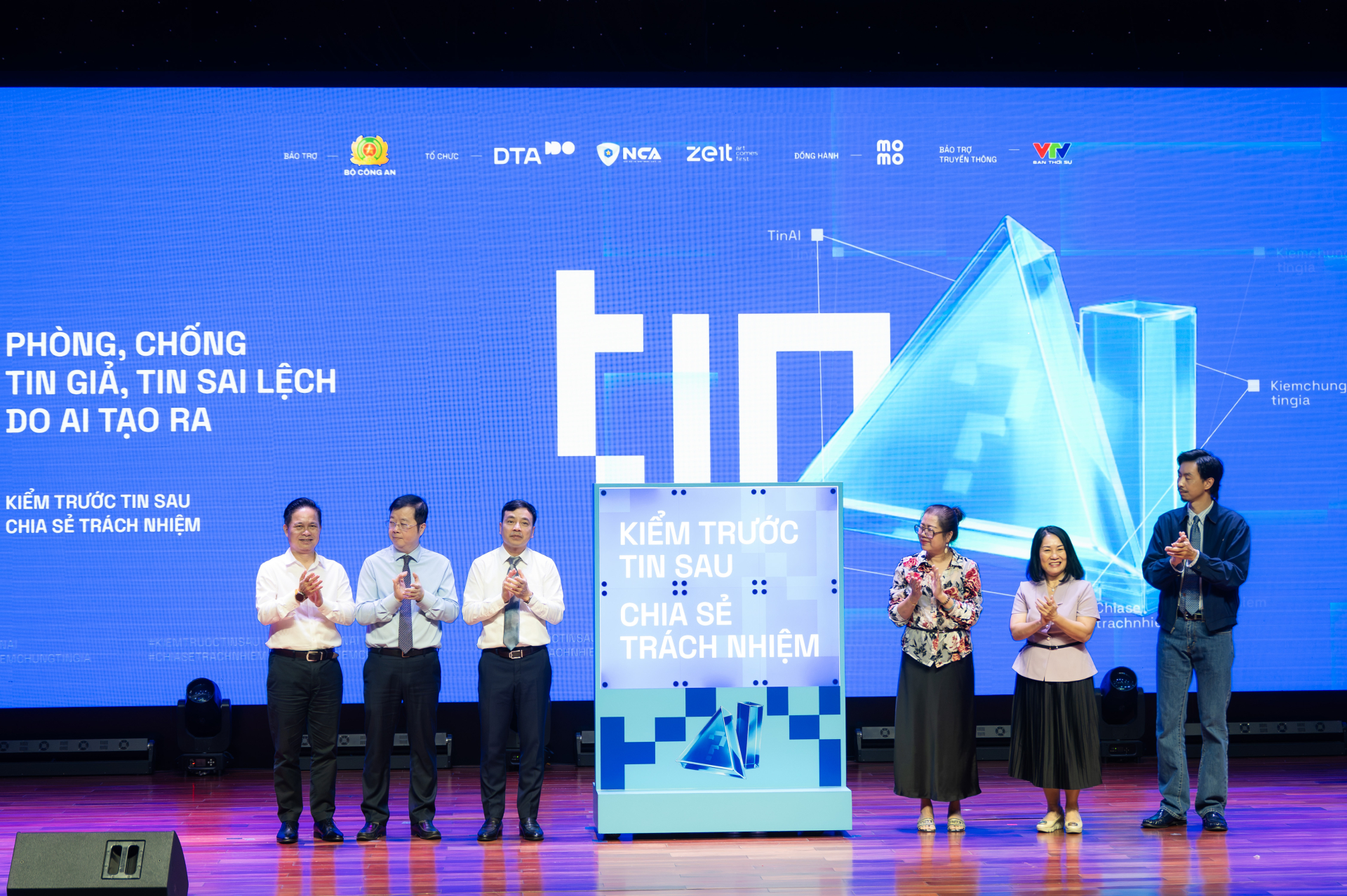 Bộ Công an chính thức phát động chiến dịch thay đổi thói quen triệu người dùng MXH giữa thời AI, ra mắt bản tin soi thật - giả trên VTV- Ảnh 2.