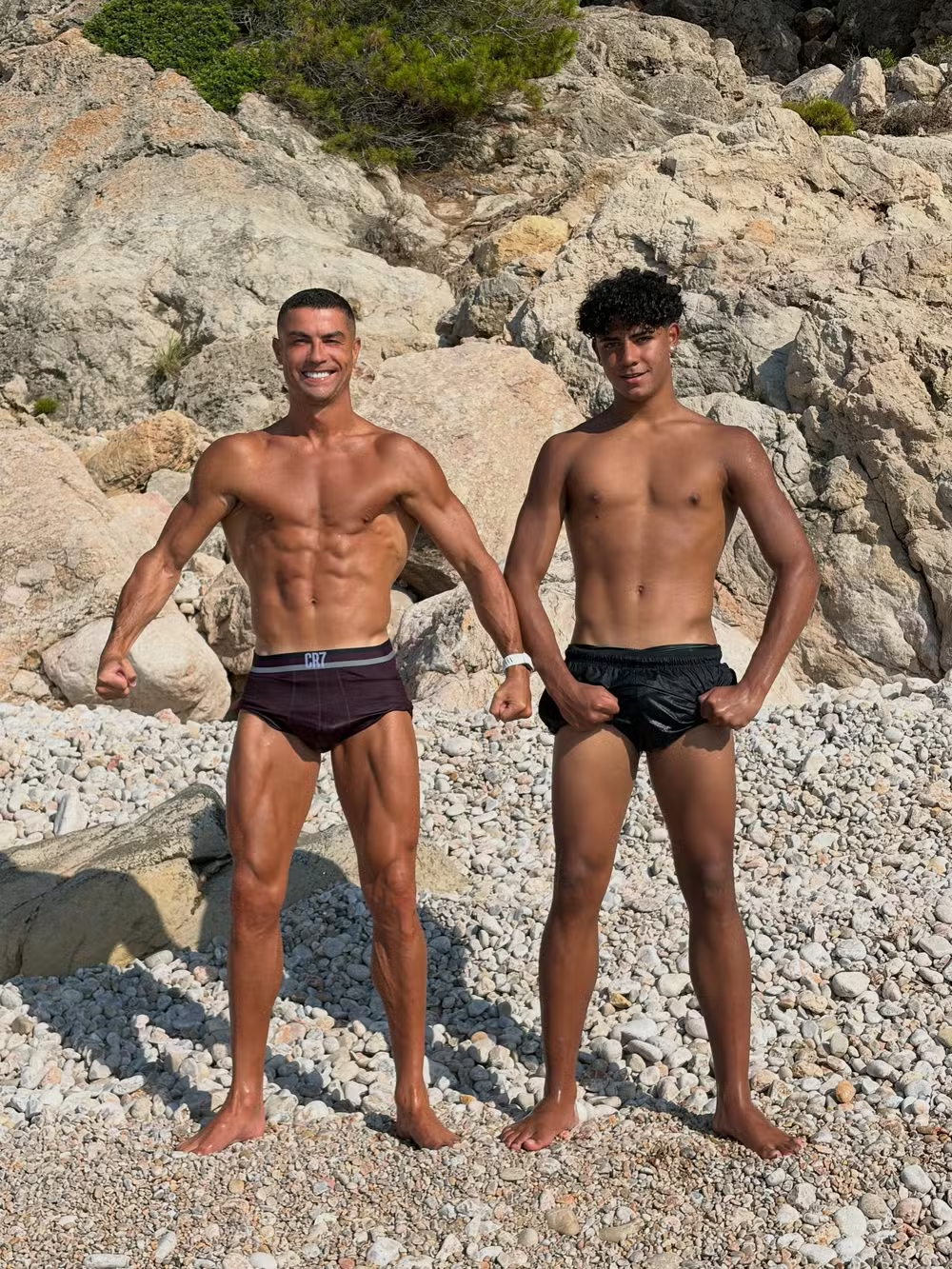 Ronaldo gây choáng khi đọ cơ bắp cùng con trai 16 tuổi giữa tin đồn đám cưới, vóc dáng cao lớn của người thừa kế đế chế tỷ đô chiếm trọn spotlight- Ảnh 1. Ronaldo gây choáng khi đọ cơ bắp cùng con trai 16 tuổi giữa tin đồn đám cưới, vóc dáng cao lớn của người thừa kế đế chế tỷ đô chiếm trọn spotlight- Ảnh 1.