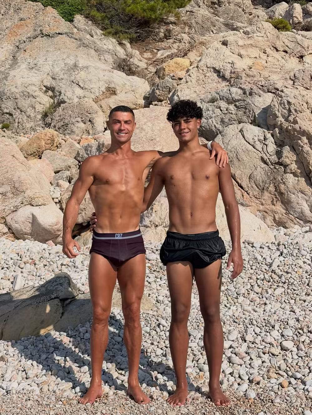 Ronaldo gây choáng khi đọ cơ bắp cùng con trai 16 tuổi giữa tin đồn đám cưới, vóc dáng cao lớn của người thừa kế đế chế tỷ đô chiếm trọn spotlight- Ảnh 2. Ronaldo gây choáng khi đọ cơ bắp cùng con trai 16 tuổi giữa tin đồn đám cưới, vóc dáng cao lớn của người thừa kế đế chế tỷ đô chiếm trọn spotlight- Ảnh 2.