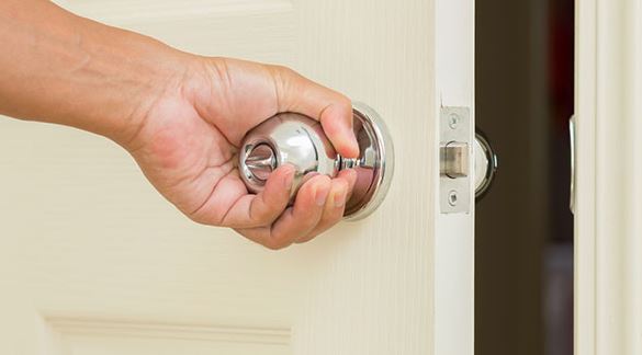 Vì sao có nhà dùng tay nắm cửa tròn, nhà lại dùng tay nắm cửa gạt ngang? Khác biệt quan trọng không phải ai cũng biết - Ảnh 4.