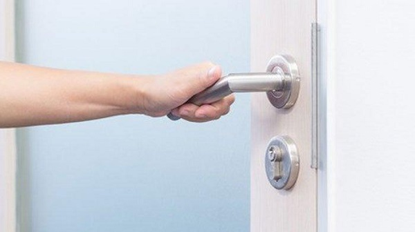 Vì sao có nhà dùng tay nắm cửa tròn, nhà lại dùng tay nắm cửa gạt ngang? Khác biệt quan trọng không phải ai cũng biết - Ảnh 3.