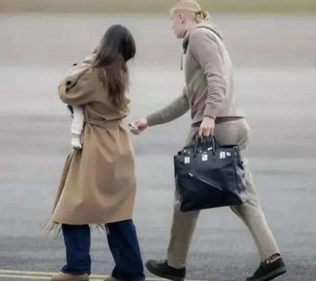 Phát hiện Haaland chơi Hermès Birkin cũng chỉ vì vợ con- Ảnh 3.