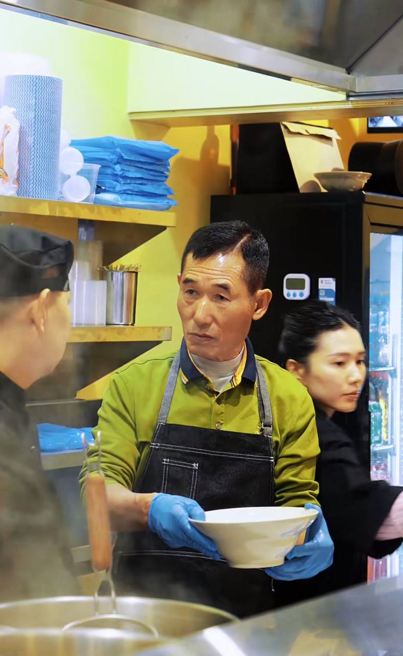 Đã rõ lý do Phở Bát Đàn đóng cửa suốt 1 tháng, hóa ra ông bà chủ âm thầm sang Tây mở luôn chi nhánh hoành tráng- Ảnh 3.