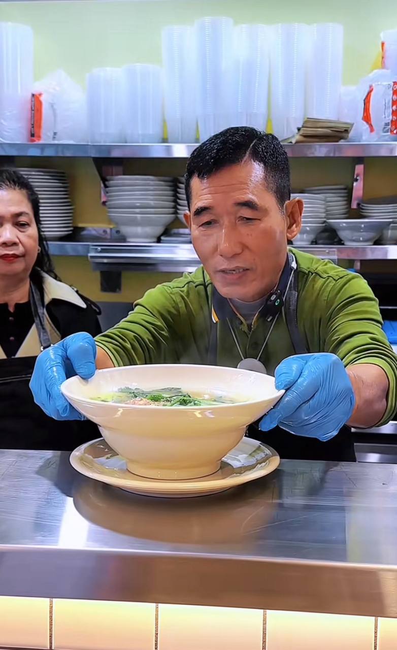 Đã rõ lý do Phở Bát Đàn đóng cửa suốt 1 tháng, hóa ra ông bà chủ âm thầm sang Tây mở luôn chi nhánh hoành tráng- Ảnh 4.