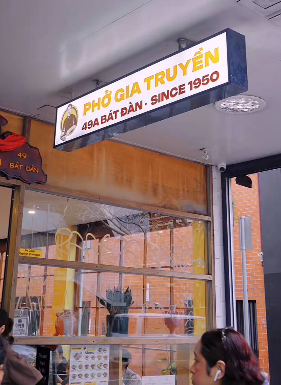 Đã rõ lý do Phở Bát Đàn đóng cửa suốt 1 tháng, hóa ra ông bà chủ âm thầm sang Tây mở luôn chi nhánh hoành tráng- Ảnh 2.